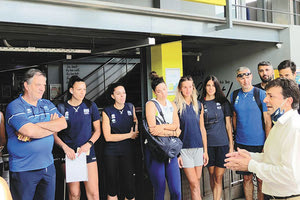 Ο κ. Συριγωνάκης με την αποστολή της Εθνικής γυναικών