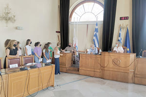 μαθητές του 12ου Γυμνασίου Ηρακλείου  σε συνάντηση που είχαν με το Δήμαρχο Βασίλη Λαμπρινό και την  Αντιδήμαρχο  Παιδείας Στέλα Αρχοντάκη  