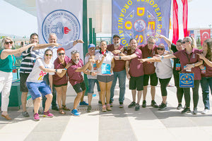 Η Καλογεροπούλου με μέλη της ομοσπονδίας τένις κωφών