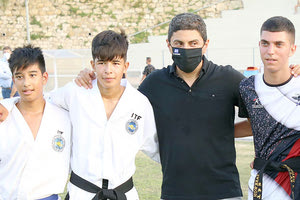 Ο κ. Αυγενάκης με αθλητές στο Στάδιο Ελευθερίας