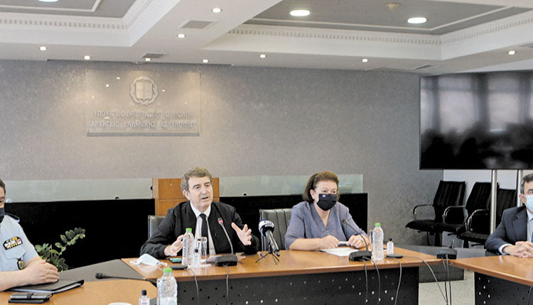 Οι υπουργοί Προστασίας του Πολίτη Μιχάλης Χρυσοχοΐδης και Πολιτισμού και αθλητισμού Λίνα Μενδώνη, μαζί με τον υφυπουργό Ελευθέριο Οικονόμου και τον Αρχηγό της Ελληνικής Αστυνομίας Μιχάλη Καραμαλάκη 