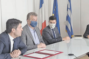 Η συμφωνία υπογράφηκε χθες στην Πρεσβεία της Γαλλίας στην Αθήνα, από τον περιφερειάρχη Κρήτης, τον πρέσβη της Γαλλίας και τον διευθυντή του Γαλλικού Ινστιτούτου