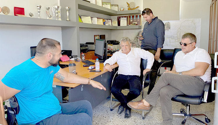 Τις λεπτομέρειες για την ανέγερση του νέου ξενώνα συλλόγου ΑΜΕΑ Νότιας Κρήτης «Το μέλλον» συζήτησαν από κοινού με τον πρόεδρο του Συλλόγου και παραολυμπιονίκη Μανώλη Στεφανουδάκη, ο Δήμαρχος Φαιστού Γρηγόρης Νικολιδάκης, ο αρμόδιος Αντιδήμαρχος Γιάννης Φασομυτάκης και ο αντιδήμαρχος Ανδρέας Πωλιουδάκης