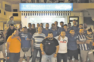 Οι πρωταθλητές με τα μέλη του Σ.Φ. Ηροδότου