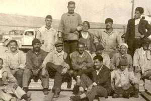 H φωτογραφία της ημέρας: Λιμενεργάτες στο λιμάνι της Σούδας το 1950