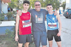 Οι Γκαντάτσιος (αριστερά) και Χιντέρσα με τον προπονητή της ΓΕΗ κ. Διάκο