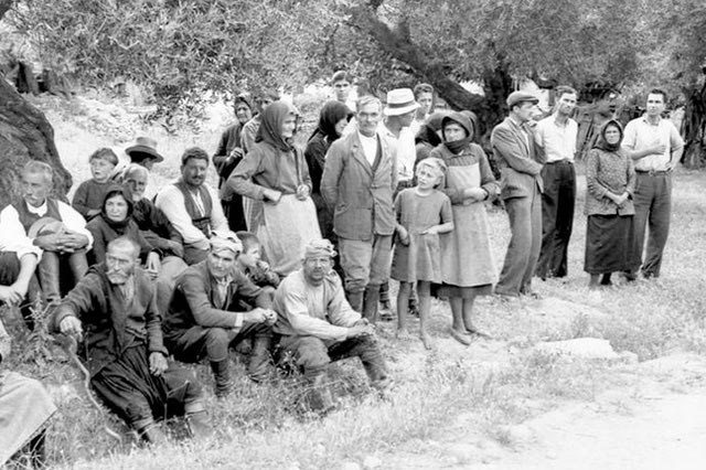 H φωτογραφία της ημέρας: 1941. Η τραγική συγκέντρωση των κατοίκων στο Κοντομαρί Χανίων