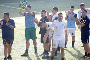 Οι ποδοσφαιριστές του Πόρου πανηγύρισαν τη παραμονή της ομάδας