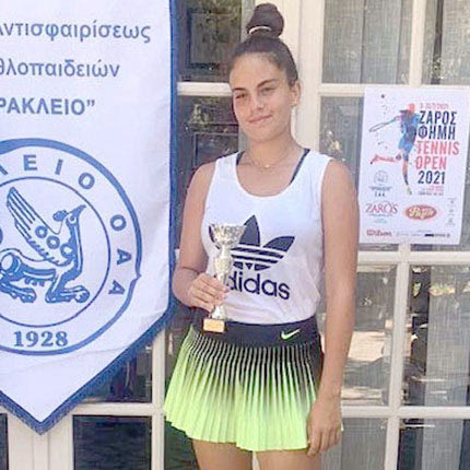  Η Λαμπράκη με το κύπελλό της