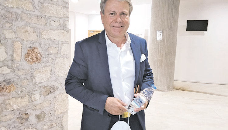 Ο πρόεδρος των πρακτόρων  Μ. Βλατάκης