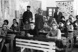 Στο Δημοτικό Σχολείο Λιμνών Λασιθίου με τον δάσκαλο Μπουλούκη. Η φωτογραφία είναι του 1963.