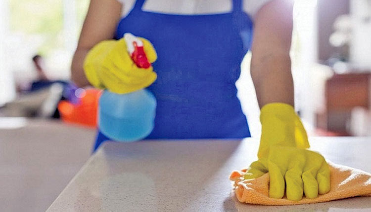 απολύμανση καθαρίστρια