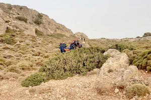 Διασώστες της ΕΜΑΚ μεταφέρουν την άτυχη 29χρονη