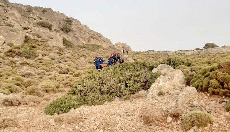 Διασώστες της ΕΜΑΚ μεταφέρουν την άτυχη 29χρονη