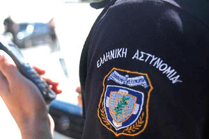 Τουλάχιστον δύο αξιωματικοί της Αστυνομίας από το Ηράκλειο θα εκπαιδευτούν και θα αναλάβουν καθήκοντα αστυνομικού διαμεσολαβητή, σύμφωνα με τα όσα προβλέπει το νέο θεσμικό πλαίσιο που ανακοινώθηκε πριν από λίγους μήνες από τον υπουργό Προστασίας του Πολίτη Μιχάλη Χρυσοχοΐδη. Ήδη στην Αθήνα έχει ξεκινήσει ο πρώτος κύκλος σεμιναρίων για την επιμόρφωση των αστυνομικών διαμεσολαβητών και στο οποίο συμμετέχει, όπως αναφέρουν οι πληροφορίες της «Π», αξιωματικός της Διεύθυνσης Αστυνομίας Ηρακλείου. Η διάρκεια του σεμιναρίου είναι δύο εβδομάδες με εισηγητές πανεπιστημιακούς αλλά και αξιωματικούς της ΕΛ.ΑΣ. Λόγω των μέτρων που υπάρχουν για τον κοροναϊό τα σεμινάρια θα γίνουν τμηματικά, ώστε να επιμορφωθούν σε δόσεις οι αστυνομικοί που επιθυμούν να αναλάβουν αυτά τα νέα καθήκοντα. Δημοσιογραφικές πληροφορίες αναφέρουν ότι για το νομό Ηρακλείου θα «ανοίξουν» τρεις θέσεις, ενώ θα υπάρξει συμμετοχή και από τις άλλες τρεις Διευθύνσεις της Αστυνομίας στο Ηράκλειο. Τα καθήκοντα Το νέο θεσμικό πλαίσιο προβλέπει τη συνεχή επικοινωνία της Αστυνομίας με τους διοργανωτές μίας συνάθροισης. Οι διαδηλωτές θα γνωστοποιούν την πρόθεσή τους για τη διοργάνωση μίας δημόσιας υπαίθριας συνάθροισης στην οικεία αστυνομική Αρχή. Η αστυνομική Αρχή με γραπτή απόφασή της, η οποία δημοσιεύεται στην ιστοσελίδα της Ελληνικής Αστυνομίας και στην ειδική διαδικτυακή πλατφόρμα για τις συναθροίσεις, ενημερώνει τους οργανωτές για το αν θα υπάρξουν περιορισμοί και ορίζει αστυνομικό διαμεσολαβητή, ο οποίος είναι υπεύθυνος και για την προπαρασκευαστική επικοινωνία μαζί τους. Κατά τη διάρκεια της συνάθροισης, ο επικεφαλής των αστυνομικών δυνάμεων διατηρεί άμεση επαφή και διαρκή συνεργασία και επικοινωνία με τον οργανωτή της συνάθροισης και τον ενημερώνει για τις οποιεσδήποτε αλλαγές σε περιορισμούς μπορεί να απαιτηθούν. Ο αστυνομικός διαμεσολαβητής συνεργάζεται διαρκώς με τον οργανωτή, παραμένοντας στον χώρο καθ’ όλη τη διάρκεια της συνάθροισης και μέχρι την αποχώρηση των συμμετεχόντων και διαμεσολαβεί για την άμεση και ειρηνική επίλυση τυχόν προβλημάτων ή την αποκλιμάκωση των εντάσεων μεταξύ των συμμετεχόντων ή μεταξύ των συμμετεχόντων και των αστυνομικών δυνάμεων. Κατηγοριοποίηση των συναθροίσεων βάσει μεγέθους Συστατικό μέρος της εφαρμογής του νέου πλαισίου αποτελεί και η κατηγοριοποίηση μίας συνάθροισης κατ’ αναλογία του εκτιμώμενου αριθμού συμμετεχόντων σε αυτή. Το μέγεθος αυτό είναι ιδιαιτέρως κρίσιμο καθώς επηρεάζει τον σχεδιασμό των μέτρων που πρέπει να ληφθούν για την προστασία της. Επιπρόσθετα, το εκτιμώμενο μέγεθος μίας συνάθροισης αξιοποιείται από την Ελληνική Αστυνομία α) για τον καθορισμό των κυκλοφοριακών ρυθμίσεων, β) για την επιβολή, όταν αυτό είναι απαραίτητο, περιορισμών και γ) για την εκτίμηση επικινδυνότητας της συνάθροισης. Ωστόσο, πρέπει να τονιστεί πως η κατηγοριοποίηση μίας συνάθροισης βάσει του μεγέθους της, προσαρμόζεται και στα ειδικότερα δεδομένα της περιοχής που διοργανώνεται (αριθμός κατοίκων, οδόστρωμα, πεζοδρόμια, κεντρικοί δρόμοι κτλ.). Άρα, μπορεί μία συνάθροιση 500 ατόμων σε μία περιοχή να κατηγοριοποιηθεί ως μικρού μεγέθους, ενώ σε μία άλλη ως μεγάλου. Αυτός είναι και ο λόγος που οι περιορισμοί διαφέρουν μεταξύ των Γενικών Περιφερειακών Αστυνομικών Διευθύνσεων. Στη σελίδα της Αστυνομίας στο διαδίκτυο αναφέρεται για τον αστυνομικό διαμεσολαβητή: 1. Κατά τη διεξαγωγή των δημόσιων υπαίθριων συναθροίσεων ορίζεται αξιωματικός της Ελληνικής Αστυνομίας ή του Λιμενικού Σώματος – Ελληνικής Ακτοφυλακής ως «Αστυνομικός Διαμεσολαβητής» ή «Λιμενικός Διαμεσολαβητής» κατά περίπτωση, ο οποίος αποτελεί τον σύνδεσμο της αρμόδιας αστυνομικής ή λιμενικής Αρχής με τον οργανωτή, ώστε να διασφαλιστεί η ομαλή και σύμφωνή με το νόμο διεξαγωγή της δημόσιας υπαίθριας συνάθροισης. 2. Ο αστυνομικός ή λιμενικός διαμεσολαβητής μεριμνά: α. για τη δημιουργία άμεσης επαφής μεταξύ του επικεφαλής της δύναμης της αστυνομικής ή λιμενικής Αρχής, η οποία παρίσταται κατά τη διεξαγωγή της δημόσιας υπαίθριας συνάθροισης και του οργανωτή και β. για την άμεση και διαρκή συνεργασία και επικοινωνία μεταξύ της αστυνομικής ή λιμενικής Αρχής και του οργανωτή.