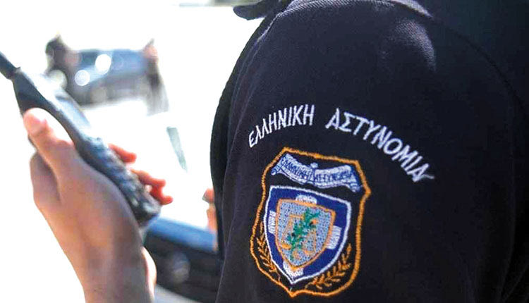 Τουλάχιστον δύο αξιωματικοί της Αστυνομίας από το Ηράκλειο θα εκπαιδευτούν και θα αναλάβουν καθήκοντα αστυνομικού διαμεσολαβητή, σύμφωνα με τα όσα προβλέπει το νέο θεσμικό πλαίσιο που ανακοινώθηκε πριν από λίγους μήνες από τον υπουργό Προστασίας του Πολίτη Μιχάλη Χρυσοχοΐδη. Ήδη στην Αθήνα έχει ξεκινήσει ο πρώτος κύκλος σεμιναρίων για την επιμόρφωση των αστυνομικών διαμεσολαβητών και στο οποίο συμμετέχει, όπως αναφέρουν οι πληροφορίες της «Π», αξιωματικός της Διεύθυνσης Αστυνομίας Ηρακλείου. Η διάρκεια του σεμιναρίου είναι δύο εβδομάδες με εισηγητές πανεπιστημιακούς αλλά και αξιωματικούς της ΕΛ.ΑΣ. Λόγω των μέτρων που υπάρχουν για τον κοροναϊό τα σεμινάρια θα γίνουν τμηματικά, ώστε να επιμορφωθούν σε δόσεις οι αστυνομικοί που επιθυμούν να αναλάβουν αυτά τα νέα καθήκοντα. Δημοσιογραφικές πληροφορίες αναφέρουν ότι για το νομό Ηρακλείου θα «ανοίξουν» τρεις θέσεις, ενώ θα υπάρξει συμμετοχή και από τις άλλες τρεις Διευθύνσεις της Αστυνομίας στο Ηράκλειο. Τα καθήκοντα Το νέο θεσμικό πλαίσιο προβλέπει τη συνεχή επικοινωνία της Αστυνομίας με τους διοργανωτές μίας συνάθροισης. Οι διαδηλωτές θα γνωστοποιούν την πρόθεσή τους για τη διοργάνωση μίας δημόσιας υπαίθριας συνάθροισης στην οικεία αστυνομική Αρχή. Η αστυνομική Αρχή με γραπτή απόφασή της, η οποία δημοσιεύεται στην ιστοσελίδα της Ελληνικής Αστυνομίας και στην ειδική διαδικτυακή πλατφόρμα για τις συναθροίσεις, ενημερώνει τους οργανωτές για το αν θα υπάρξουν περιορισμοί και ορίζει αστυνομικό διαμεσολαβητή, ο οποίος είναι υπεύθυνος και για την προπαρασκευαστική επικοινωνία μαζί τους. Κατά τη διάρκεια της συνάθροισης, ο επικεφαλής των αστυνομικών δυνάμεων διατηρεί άμεση επαφή και διαρκή συνεργασία και επικοινωνία με τον οργανωτή της συνάθροισης και τον ενημερώνει για τις οποιεσδήποτε αλλαγές σε περιορισμούς μπορεί να απαιτηθούν. Ο αστυνομικός διαμεσολαβητής συνεργάζεται διαρκώς με τον οργανωτή, παραμένοντας στον χώρο καθ’ όλη τη διάρκεια της συνάθροισης και μέχρι την αποχώρηση των συμμετεχόντων και διαμεσολαβεί για την άμεση και ειρηνική επίλυση τυχόν προβλημάτων ή την αποκλιμάκωση των εντάσεων μεταξύ των συμμετεχόντων ή μεταξύ των συμμετεχόντων και των αστυνομικών δυνάμεων. Κατηγοριοποίηση των συναθροίσεων βάσει μεγέθους Συστατικό μέρος της εφαρμογής του νέου πλαισίου αποτελεί και η κατηγοριοποίηση μίας συνάθροισης κατ’ αναλογία του εκτιμώμενου αριθμού συμμετεχόντων σε αυτή. Το μέγεθος αυτό είναι ιδιαιτέρως κρίσιμο καθώς επηρεάζει τον σχεδιασμό των μέτρων που πρέπει να ληφθούν για την προστασία της. Επιπρόσθετα, το εκτιμώμενο μέγεθος μίας συνάθροισης αξιοποιείται από την Ελληνική Αστυνομία α) για τον καθορισμό των κυκλοφοριακών ρυθμίσεων, β) για την επιβολή, όταν αυτό είναι απαραίτητο, περιορισμών και γ) για την εκτίμηση επικινδυνότητας της συνάθροισης. Ωστόσο, πρέπει να τονιστεί πως η κατηγοριοποίηση μίας συνάθροισης βάσει του μεγέθους της, προσαρμόζεται και στα ειδικότερα δεδομένα της περιοχής που διοργανώνεται (αριθμός κατοίκων, οδόστρωμα, πεζοδρόμια, κεντρικοί δρόμοι κτλ.). Άρα, μπορεί μία συνάθροιση 500 ατόμων σε μία περιοχή να κατηγοριοποιηθεί ως μικρού μεγέθους, ενώ σε μία άλλη ως μεγάλου. Αυτός είναι και ο λόγος που οι περιορισμοί διαφέρουν μεταξύ των Γενικών Περιφερειακών Αστυνομικών Διευθύνσεων. Στη σελίδα της Αστυνομίας στο διαδίκτυο αναφέρεται για τον αστυνομικό διαμεσολαβητή: 1. Κατά τη διεξαγωγή των δημόσιων υπαίθριων συναθροίσεων ορίζεται αξιωματικός της Ελληνικής Αστυνομίας ή του Λιμενικού Σώματος – Ελληνικής Ακτοφυλακής ως «Αστυνομικός Διαμεσολαβητής» ή «Λιμενικός Διαμεσολαβητής» κατά περίπτωση, ο οποίος αποτελεί τον σύνδεσμο της αρμόδιας αστυνομικής ή λιμενικής Αρχής με τον οργανωτή, ώστε να διασφαλιστεί η ομαλή και σύμφωνή με το νόμο διεξαγωγή της δημόσιας υπαίθριας συνάθροισης. 2. Ο αστυνομικός ή λιμενικός διαμεσολαβητής μεριμνά: α. για τη δημιουργία άμεσης επαφής μεταξύ του επικεφαλής της δύναμης της αστυνομικής ή λιμενικής Αρχής, η οποία παρίσταται κατά τη διεξαγωγή της δημόσιας υπαίθριας συνάθροισης και του οργανωτή και β. για την άμεση και διαρκή συνεργασία και επικοινωνία μεταξύ της αστυνομικής ή λιμενικής Αρχής και του οργανωτή.