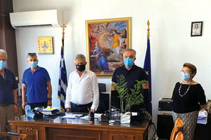 Τον δήμαρχο Φαιστού, κ. Γρηγόρη Νικολιδάκη επισκέφθηκε αντιπροσωπεία του Διοικητικού Συμβουλίου του Ιατρικού Συλλόγου Ηρακλείου, αποτελούμενη από τον κ. Χάρη Βαβουρανάκη, πρόεδρο του Ιατρικού Συλλόγου και τον αντιπρόεδρο του Συλλόγου Νικόλαο Παπανικολάου, οι οποίοι συνοδεύονταν από την διευθύντρια του Κέντρου Υγείας Μοιρών Αικατερίνη Τσικαλά, και τον ιατρό παθολόγο, Χαράλαμπο Στρατιδάκη. Σκοπός της επίσκεψής ήταν να οργανωθεί με τον καλύτερο τρόπο η παρουσία της Κινητής Μονάδας Εμβολιασμού στο Τυμπάκι, την ερχόμενη Τρίτη, 6/7/2021, διευκολύνοντας τους συμπολίτες, που δεν μπορούν να μετακινηθούν, να εμβολιαστούν άμεσα στην περιοχή τους. Συζητήθηκαν επίσης οι προτάσεις του Ιατρικού Συλλόγου Ηρακλείου σχετικά με τα μέτρα προστασίας και πρόληψης που πρέπει να ληφθούν για την αποφυγή περιστατικών προπηλακισμού ιατρών και νοσηλευτών του Κέντρου Υγείας.