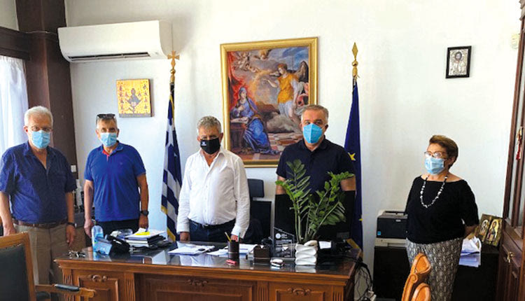 Τον δήμαρχο Φαιστού, κ. Γρηγόρη Νικολιδάκη επισκέφθηκε αντιπροσωπεία του Διοικητικού Συμβουλίου του Ιατρικού Συλλόγου Ηρακλείου, αποτελούμενη από τον κ. Χάρη Βαβουρανάκη, πρόεδρο του Ιατρικού Συλλόγου και τον αντιπρόεδρο του Συλλόγου Νικόλαο Παπανικολάου, οι οποίοι συνοδεύονταν από την διευθύντρια του Κέντρου Υγείας Μοιρών Αικατερίνη Τσικαλά, και τον ιατρό παθολόγο, Χαράλαμπο Στρατιδάκη. Σκοπός της επίσκεψής ήταν να οργανωθεί με τον καλύτερο τρόπο η παρουσία της Κινητής Μονάδας Εμβολιασμού στο Τυμπάκι, την ερχόμενη Τρίτη, 6/7/2021, διευκολύνοντας τους συμπολίτες, που δεν μπορούν να μετακινηθούν, να εμβολιαστούν άμεσα στην περιοχή τους. Συζητήθηκαν επίσης οι προτάσεις του Ιατρικού Συλλόγου Ηρακλείου σχετικά με τα μέτρα προστασίας και πρόληψης που πρέπει να ληφθούν για την αποφυγή περιστατικών προπηλακισμού ιατρών και νοσηλευτών του Κέντρου Υγείας.