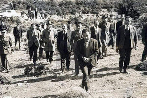 1969 Χανιά, Αναπαράσταση στα Περιβόλια της δολοφονίας του Ξηφάνταρη απο τη γυναίκα του και τον εραστή της. Φωτογραφία του Νίκου Γουλιέλμου- Χανιά παλιές φωτογραφίες.