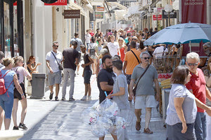 ΤΙ ΠΕΡΙΜΕΝΟΥΝ ΕΜΠΟΡΟΙ ΚΑΙ ΚΑΤΑΝΑΛΩΤΕΣ Πρεμιέρα θερινών εκπτώσεων