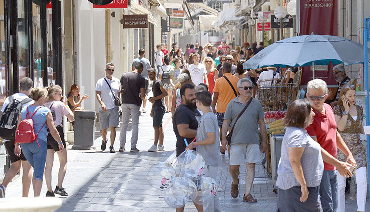 ΤΙ ΠΕΡΙΜΕΝΟΥΝ ΕΜΠΟΡΟΙ ΚΑΙ ΚΑΤΑΝΑΛΩΤΕΣ Πρεμιέρα θερινών εκπτώσεων