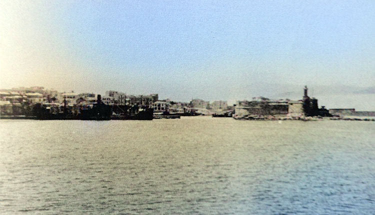 1 Ιουνίου 1944. Το φορτηγό πλοίο ΤΑΝΑΪΣ βρίσκει καταφύγιο στο λιμάνι του Ηρακλείου μετά την επίθεση που δέχτηκε  καθ’οδόν προς Κρήτη από συμμαχικά αεροπλάνα.  Μετά από 8 ημέρες, στις 9 Ιουνίου 1944, στο πλοίο ΤΑΝΑΪΣ επιβιβάστηκαν οι Εβραίοι της Κρήτης και 250 Κρήτες πατριώτες. Έξω από τη Σαντορίνη, το πλοίο βυθίστηκε από το βρετανικό υποβρύχιο VIVID, παρασύροντας στον βυθό τους Εβραίους και τους Κρητικούς. (φωτογραφία Βύρων Τεζαψίδης, το Ηράκλειο στις μέρες της Γερμανικής κατοχής)