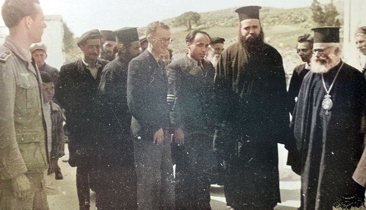 Μονή Αγκαράθου, Απρίλιος 1944. Στο μέσον ο Αρχιμανδρίτης Ευγένιος Ψαλιδάκης. Στην άκρη αριστερά ο Γερμανός επιλοχίας Ρομπέρτο Λέμπολντ. Στον Αρχιμανδρίτη Ευγένιο Ψαλιδάκη, οφείλεται κατά μεγάλο μέρος η διάσωση του λιμένα Ηρακλείου τον Οκτώβρη του 1944. (Ρομπέρτο Λέμπολντ, Φωτογραφικό Λεύκωμα Καστελλίου 1941-1945, επιμέλεια Γεώργιος Α. Καλογεράκης)