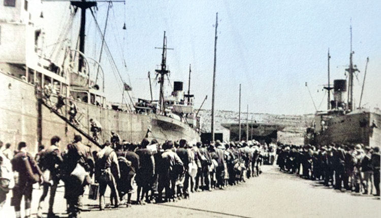 14 Ιουνίου 1941. Απελευθέρωση και μεταφορά στο λιμάνι του Ηρακλείου των Ιταλών αιχμαλώτων που είχαν μεταφερθεί  στην Κρήτη, (στη    διάρκεια του Ελληνοϊταλικού πολέμου),  για την Ιταλία.  (φωτογραφία Βύρων Τεζαψίδης, το Ηράκλειο στις μέρες της Γερμανικής κατοχής)