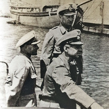 Λιμάνι Ηρακλείου, άνοιξη του 1943. Όρθιος στο μέσον ο Διοικητής Λιμένος Ηρακλείου Υποπλοίαρχος  Alfred Scholz, αριστερά του ο ναυτικός Διοικητής Κρήτης Πλοίαρχος  Dothias Wiarda και μπροστά του ο ναυτικός Διοικητής Ελλάδος  και Ναύαρχος Αιγαίου Werner Lange. Οι δυο πρώτοι Γερμανοί αξιωματικοί Scholz και Wiarda, παρευρέθηκαν στην υπογραφή παράδοσης του λιμένα Ηρακλείου στην Επιτροπή Διάσωσης. (φωτογραφία Βύρων Τεζαψίδης, το Ηράκλειο στις μέρες της Γερμανικής κατοχής, αρχείο  Jean Louis Roba)