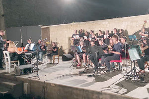 Μια βόλτα στο φεγγάρι έκαναν όσοι συμμετείχαν στη συναυλία της Περιφέρειας Κρήτης με το Μουσικό Σχολείο Ηρακλείου στο θέατρο «Μάνος Χατζιδάκις» του Ηρακλείου.