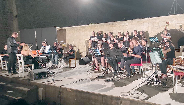 Μια βόλτα στο φεγγάρι έκαναν όσοι συμμετείχαν στη συναυλία της Περιφέρειας Κρήτης με το Μουσικό Σχολείο Ηρακλείου στο θέατρο «Μάνος Χατζιδάκις» του Ηρακλείου.