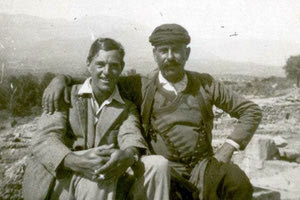 Ιστορικη Φωτό: O Άγγλος αρχαιολόγος John Pendlebury στην Αγία Τριάδα Σητείας στις 24 Μαρτίου 1933 σε αναμνηστική φωτογραφία με τον κάτοικο της περιοχής με τοπική ενδυμασία Γιάννη Μαρκάκη. Πηγή: The Pendlebury Archive στη Βρετανική Σχολή της Αθήνας (BSA)