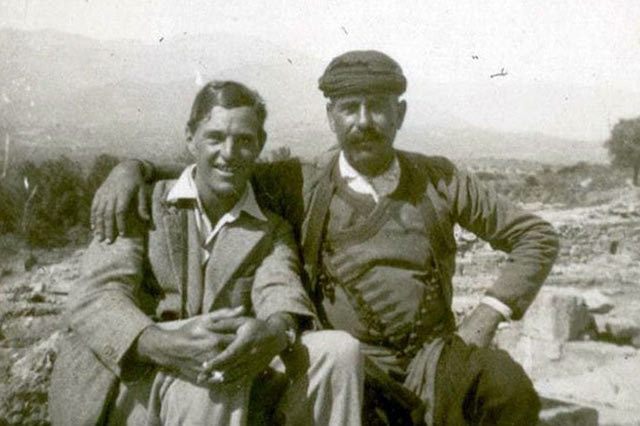 Ιστορικη Φωτό: O Άγγλος αρχαιολόγος John Pendlebury στην Αγία Τριάδα Σητείας στις 24 Μαρτίου 1933 σε αναμνηστική φωτογραφία με τον κάτοικο της περιοχής με τοπική ενδυμασία Γιάννη Μαρκάκη. Πηγή: The Pendlebury Archive στη Βρετανική Σχολή της Αθήνας (BSA)