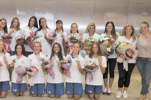 Η κ. Ασκοξυλάκη με την Εθνική ομάδα Νεανίδων