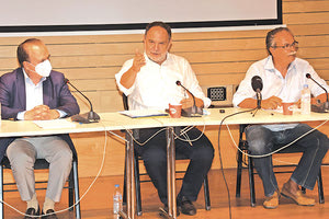 Ο πρόεδρος της ΠΕΔ Γ. Κουράκης με τον δήμαρχο Πλατανιά Γ. Μαλανδράκη και τον δήμαρχο Ρεθύμνου Γ. Μαρινάκη