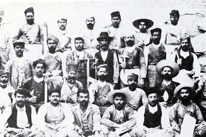 ιστορικη φωτό: αρχαιολόγοι και εργάτες στην κνωσσό, 1930