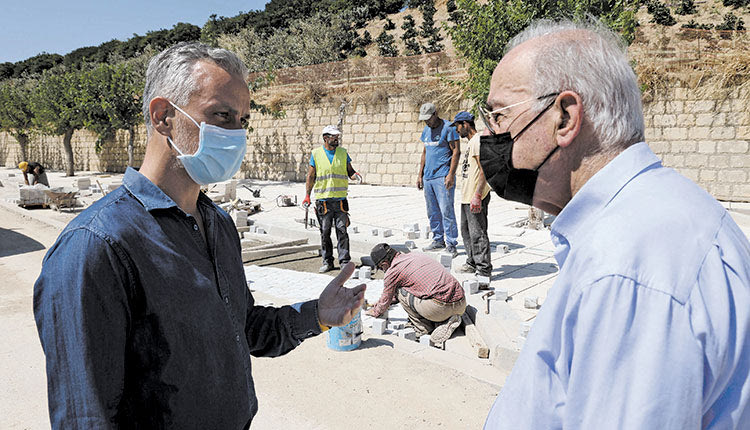 Στιγμιότυπο από την επίσκεψη του δημάρχου Ηρακλείου Β. Λαμπρινού 		στην Αρχιεπισκόπου Μακαρίου 