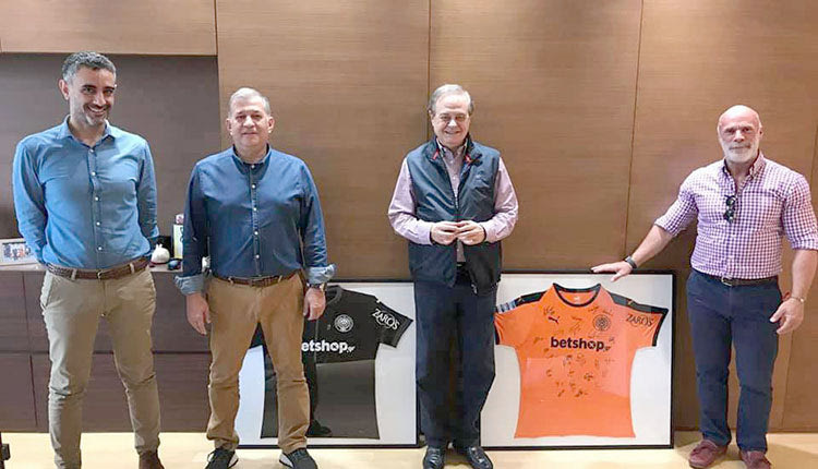 Υπογεγραμμένες φανέλες του ΟΦΗ κοσμούν από χθες τα γραφεία του S/M Χαλκιαδάκη