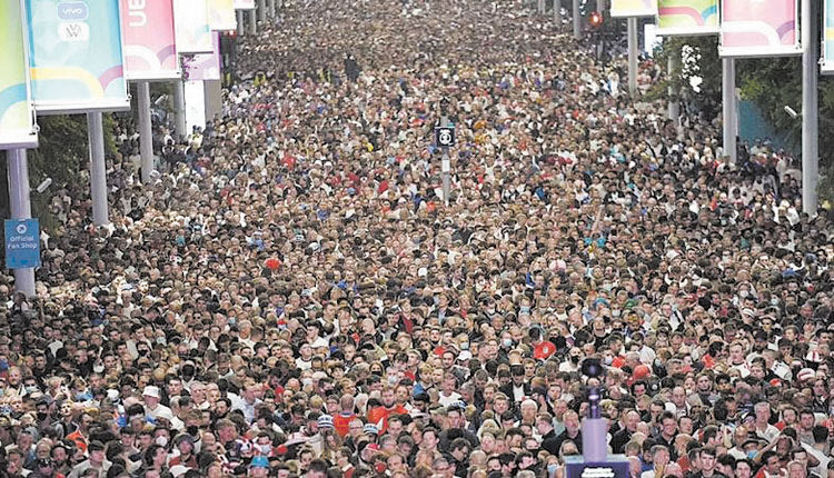    Παίζουν μπάλα τα κρούσματα  Έκρηξη κρουσμάτων της νόσου Covid-19 καταγράφεται στη Βρετανία, καθώς χιλιάδες Βρετανοί κατακλύζουν το γήπεδο «Wembley» εκεί όπου διεξάγεται το Euro 2020, με τους ειδικούς να εκτιμούν ότι ο συνωστισμός των φιλάθλων χωρίς μάσκες και αποστάσεις θα μπορούσε να οδηγήσει σε 100.000 ημερήσια κρούσματα μέσα σε δύο εβδομάδες.