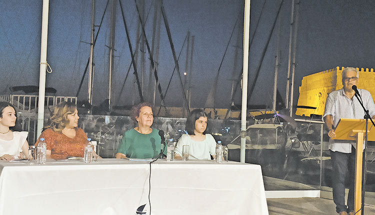 Η παρουσίαση έγινε με φόντο το ενετικό λιμάνι και τον Κούλε
