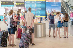 τουριστες αεροδρόμιο αφίξεις διακοπές