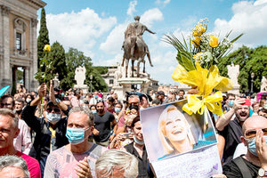 Χιλιάδες πολίτες στην Ρώμη για το στερνό “αντίο” στην Ραφαέλα Καρά