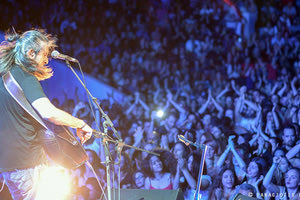 Επιστροφή στις ζωντανές εμφανίσεις και για τον Γιάννη Χαρούλη με μια  συναυλία  στο Ηράκλειο.