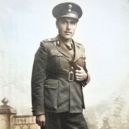 Ο έφεδρος Ανθυπολοχαγός και δάσκαλος Λογαριαστάκης Φανούρης από τη Νεάπολη Λασιθίου. Έπεσε στις 6 Μαρτίου 1941, στη διάρκεια του Ελληνοϊταλικού πολέμου στο χωριό Πεστάνη, Ν.Α. της Τρεμπεσίνας