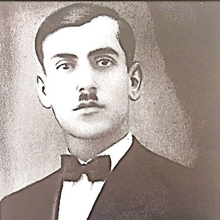 Ο δάσκαλος Μαλανδράκης Νικόλαος του παπά Παναγιώτη από το χωριό Αργαστήρι Χανίων. Υπέκυψε στα τραύματά του στις 16 Φεβρουαρίου 1941 στο Στρατιωτικό Νοσοκομείο Ιωαννίνων που είχε μεταφερθεί κατά τη διάρκεια του Ελληνοϊταλικού πολέμου 