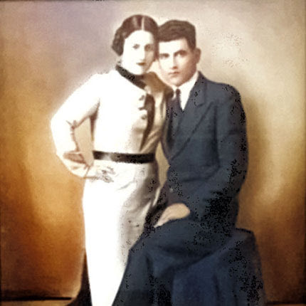 Ο δάσκαλος Ταμιωλάκης Κωνσταντίνος με τη σύζυγό του Λαμπρινή από το χωριό Ψυχρό Λασιθίου. Εξαφανίστηκε στις 15 Απριλίου 1941 στην τοποθεσία Μαλίκι Κορυτσάς, στο τέλος του Ελληνοϊταλικού πολέμου