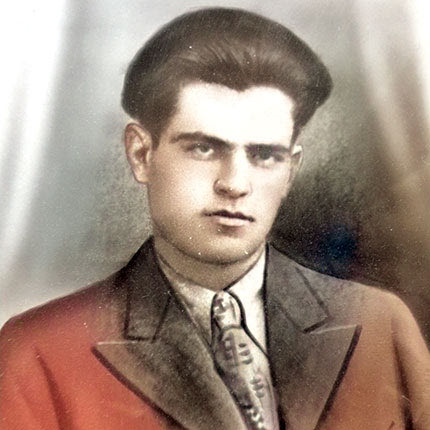 Ο δάσκαλος Αγγελάκης Γεώργιος του παπά Κωνσταντίνου από το χωριό Γερακάρι Ρεθύμνου. Εκτελέστηκε μαζί με άλλους χωριανούς του, από τους στρατιώτες της Βέρμαχτ στο Γερακάρι, στις 22 Αυγούστου 1944