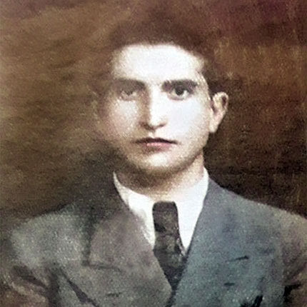 Ο δάσκαλος Θοδωρής Ανδρουλάκης του παπά Μανόλη από το χωριό Βολιώνες Αμαρίου Ρεθύμνου. Δολοφονήθηκε στις 15 Φεβρουαρίου 1945 στο στρατόπεδο συγκέντρωσης Μαουτχάουζεν