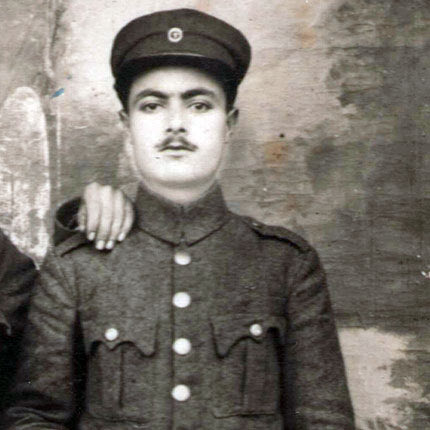 Ο δάσκαλος Μανόλης Μπαμπουνάκης από το χωριό Μαλάθυρος Κισσάμου Χανίων. Εκτελέστηκε στη Μαλάθυρο με άλλους χωριανούς του, στις 28 Αυγούστου 1944