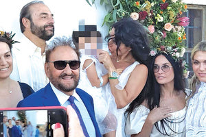 Το ζεύγος Στέγγου με τη νεοφώτιστη Αριάδνη - Ζωή και τις νονές: Ντέμι Μουρ, Χ. Ψυλλίδου και Β. Φραντζέσκου (φωτο Μ. Κοντογιαννάκης)